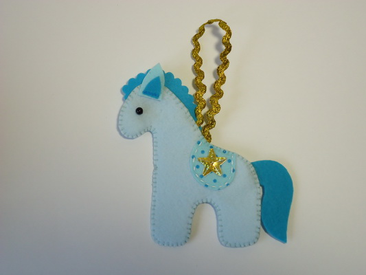 Новогодние игрушки на ёлку.