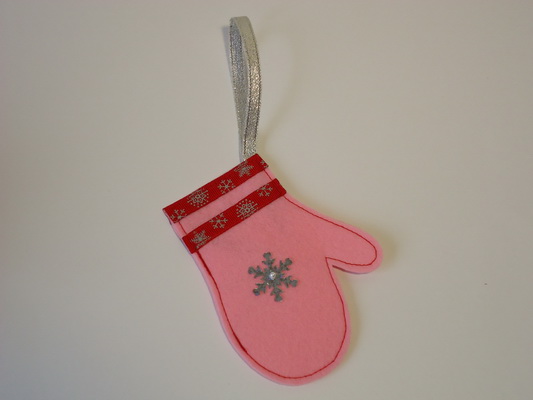 Новогодние игрушки на ёлку.