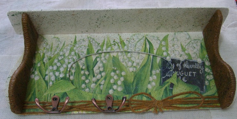 Вешалка-полочка для расчесок