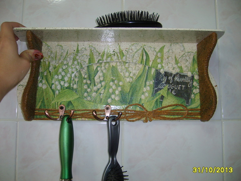 Вешалка-полочка для расчесок