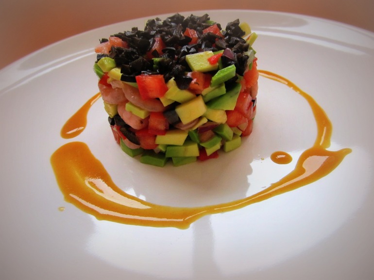 Салат с авокадо под горчично-медовым соусом