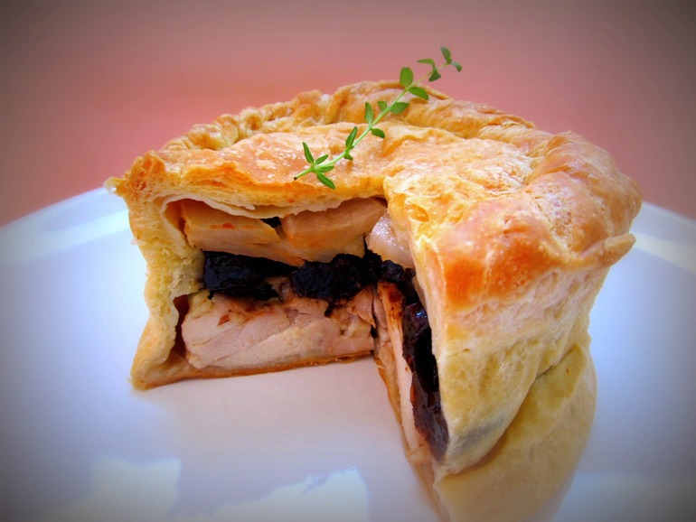 Мини-пирог с курицей и черносливом