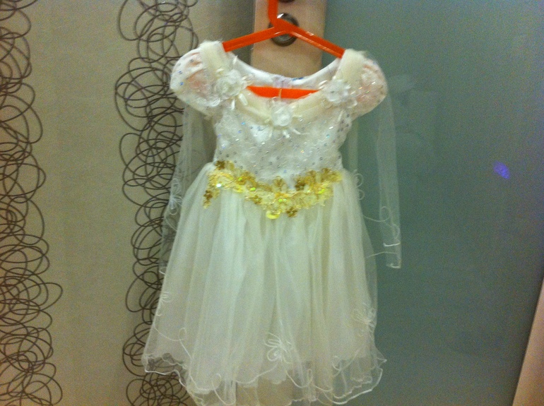Нарядное платье  104-110 см 400 руб