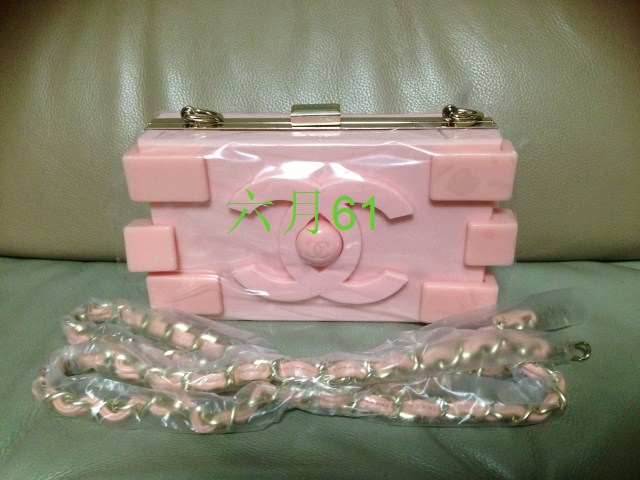 Клатчи и просто маленькие сумочки через плечо!