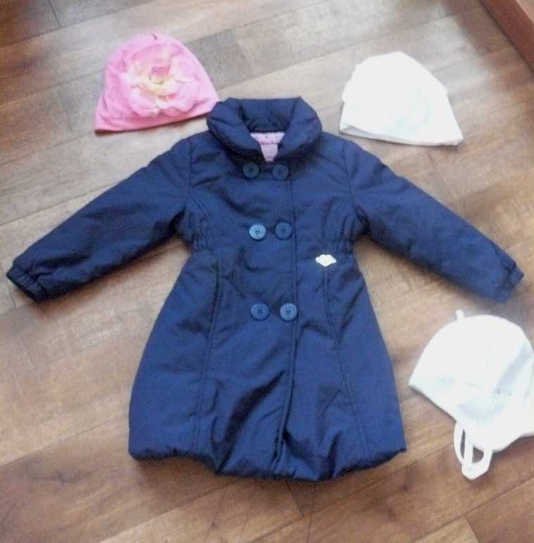 Пальто осеннее р 98 +3 шапочки в подарок Цена 1000!!! Почта за мой счет!!!