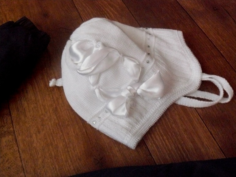 Пальто осеннее р 98 +3 шапочки в подарок Цена 1000!!! Почта за мой счет!!!