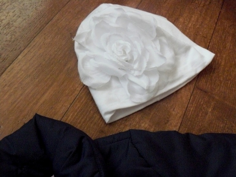 Пальто осеннее р 98 +3 шапочки в подарок Цена 1000!!! Почта за мой счет!!!