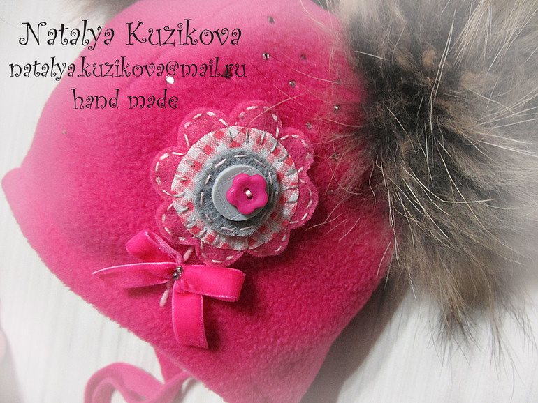 Шапочка из флиса с меховыми помпонами