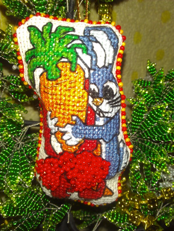 Очередная елочная игрушка - Зайчик.