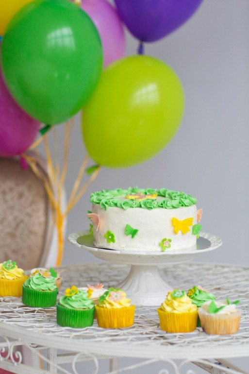 Тортик с бабочками и розочками.