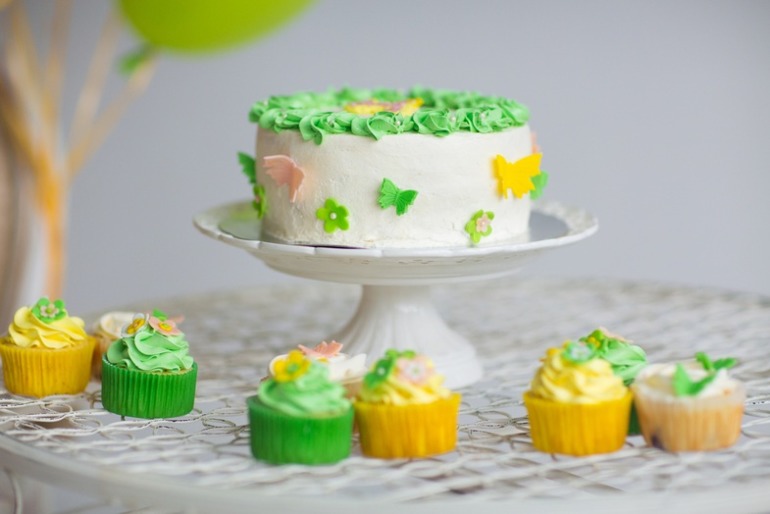 Тортик с бабочками и розочками.