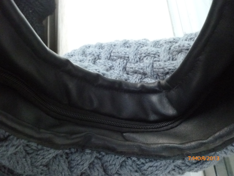 Свитер и сумка из он-лайна.