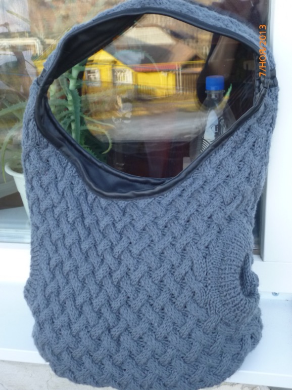 Свитер и сумка из он-лайна.