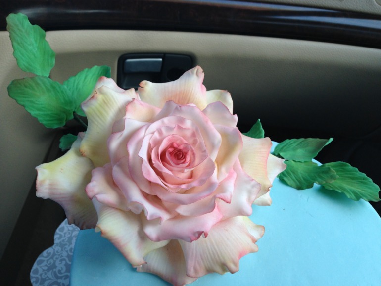 Торт в подарок и моя Вторая розочка без проволоки