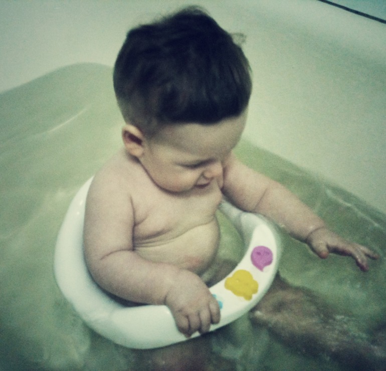 встал в кроватке)