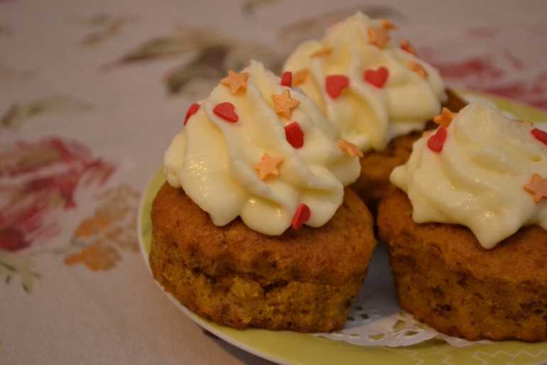 Морковные кексы с кремом из сливочного сыра.