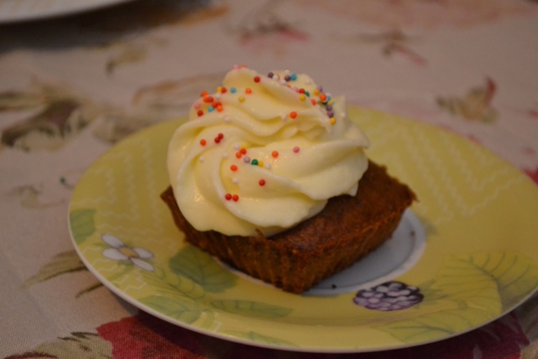 Морковные кексы с кремом из сливочного сыра.