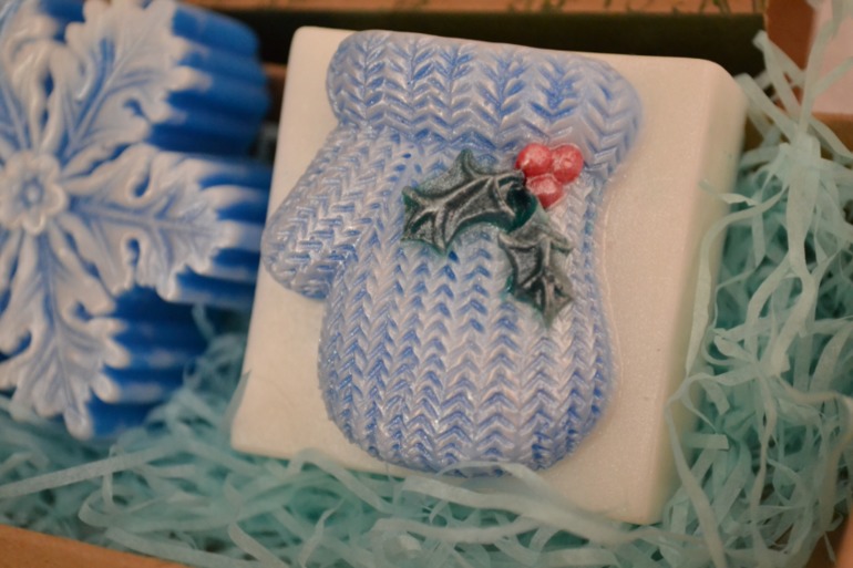 Новогоднего чуток.