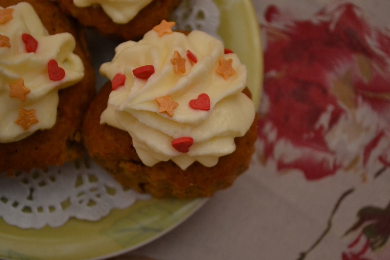 Морковные кексы с кремом из сливочного сыра.