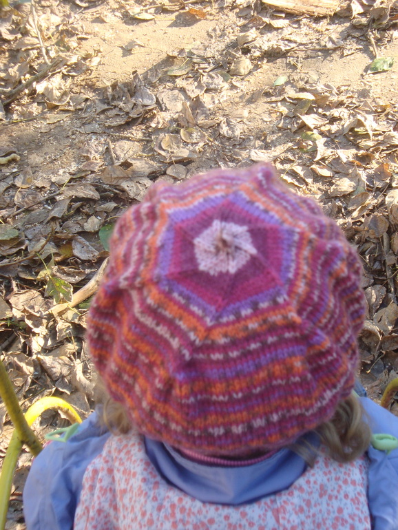 Берет для девочки, ну очень легок в вязании