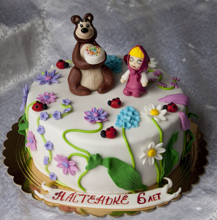 Маша и Медведь на полянке.