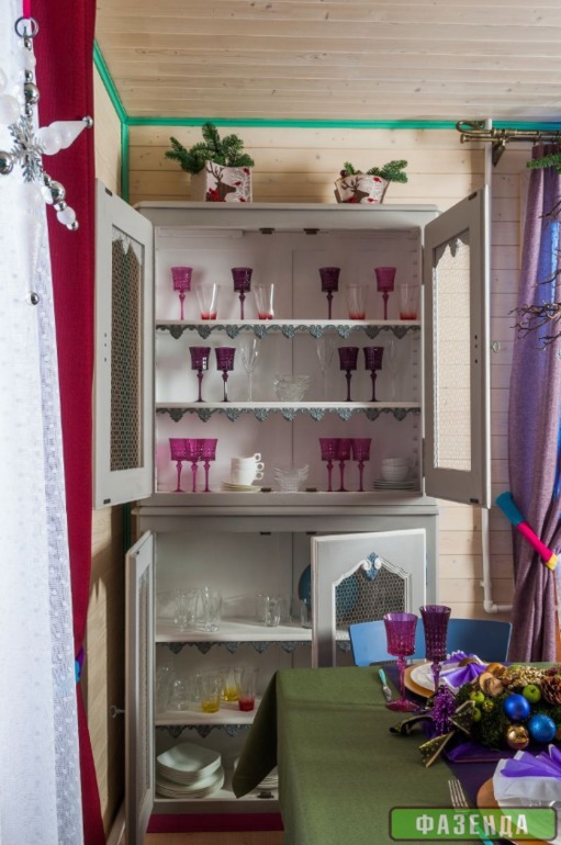 Веселый интерьер, но такой яркий. А вам как?