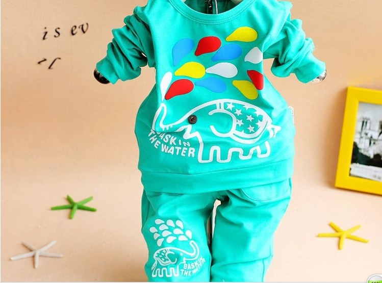 Одежда для девочек:комплекты, костюмы,платья в наличии новые.