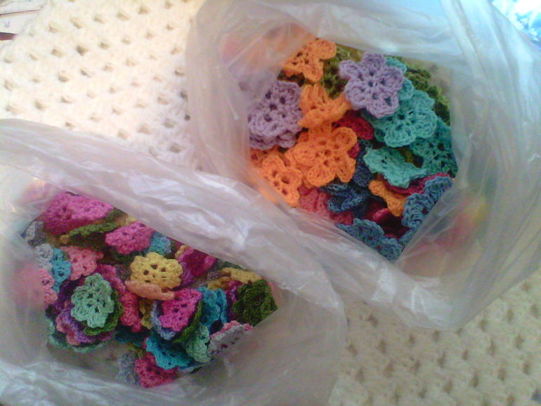 Обменяю много вязаных цветочков