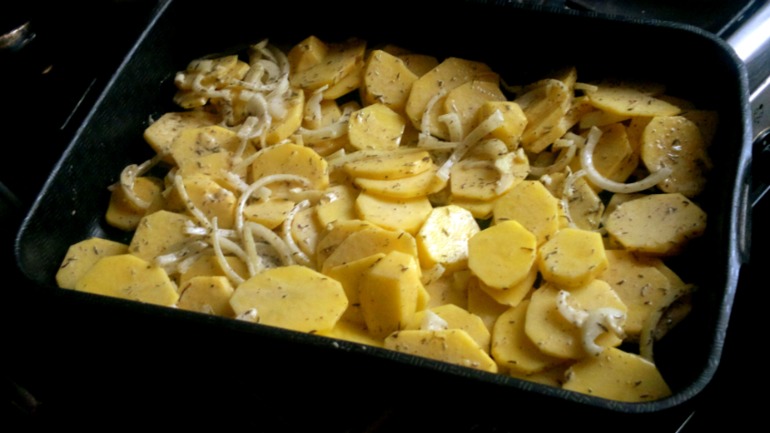 Запеченая рыба с картофелем в пряных травках