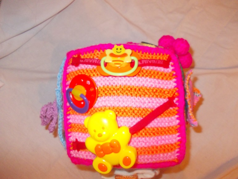 Вязанный развивающий кубик)