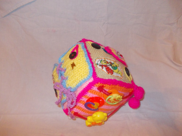 Вязанный развивающий кубик)