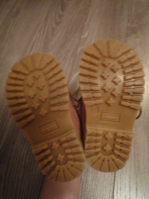 Очень много обуви на мальчика и унисекс разных сезонов р.20-22, б/у и в идеале.