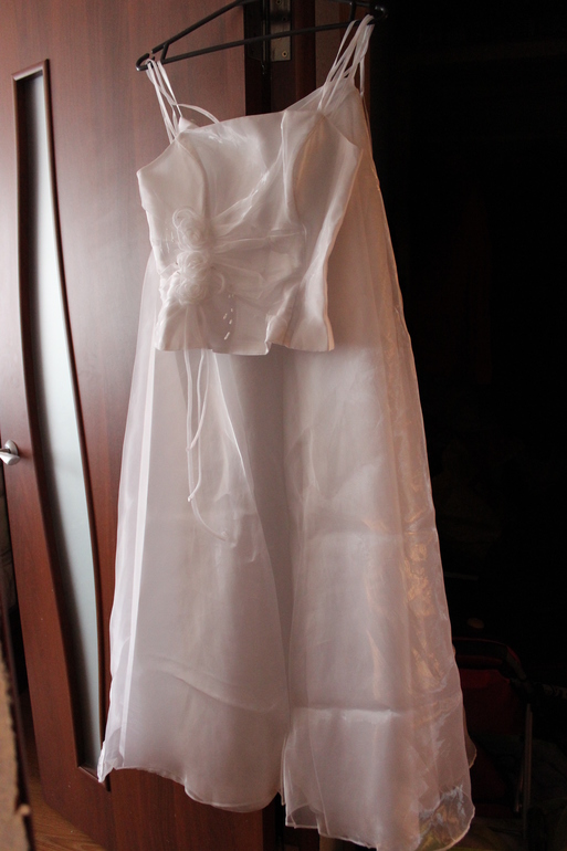 Свадебное платье 44 р-р, украшения на машину, туфли 36 р-р, украшения на бутылки шампанского.