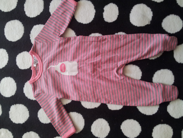 одежда на возраст 0-3 месяца и 3-6 мес.Максимум 100 рублей.Могу отправить почтой