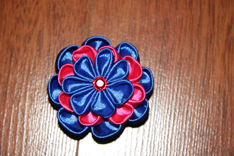 Мои первые цветочки канзаши.