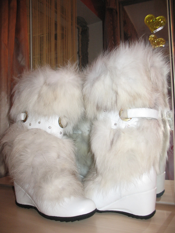 Зимние сапожки. Отделка мехом и стразами. 36 р-р. Москва,ЗАО