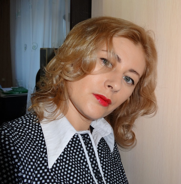 купила красную помаду........