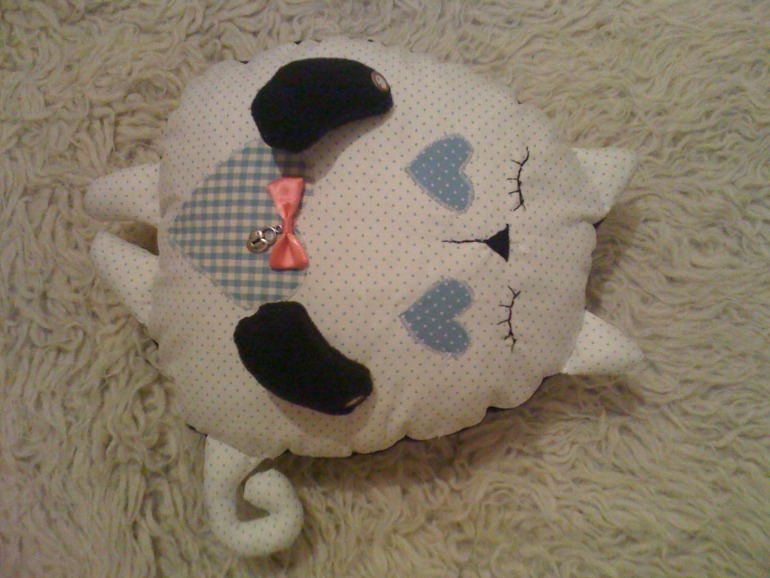 Смотрю на котоплюшку и самой спать хочется)