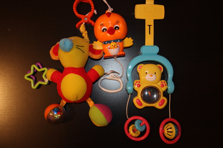 Наши игрушки в 8 месяцев)