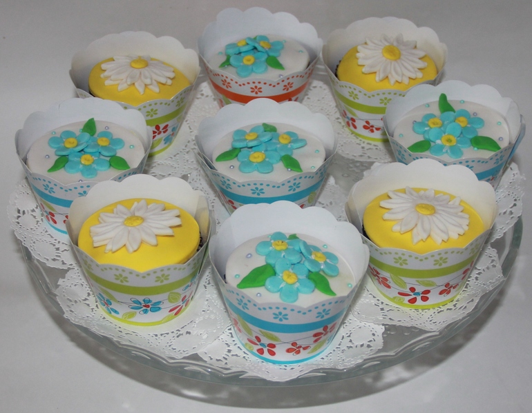 Капкейки с ромашками и незабудками.
