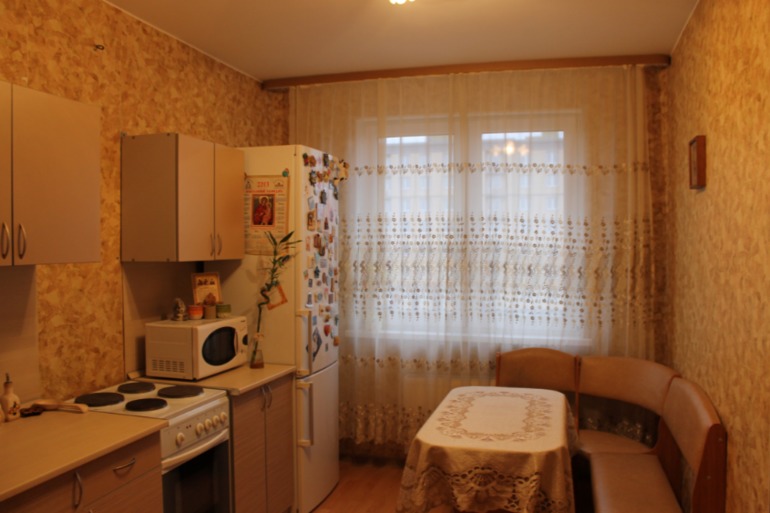 Подскажите со шторами и как улучшить интерьер кухни