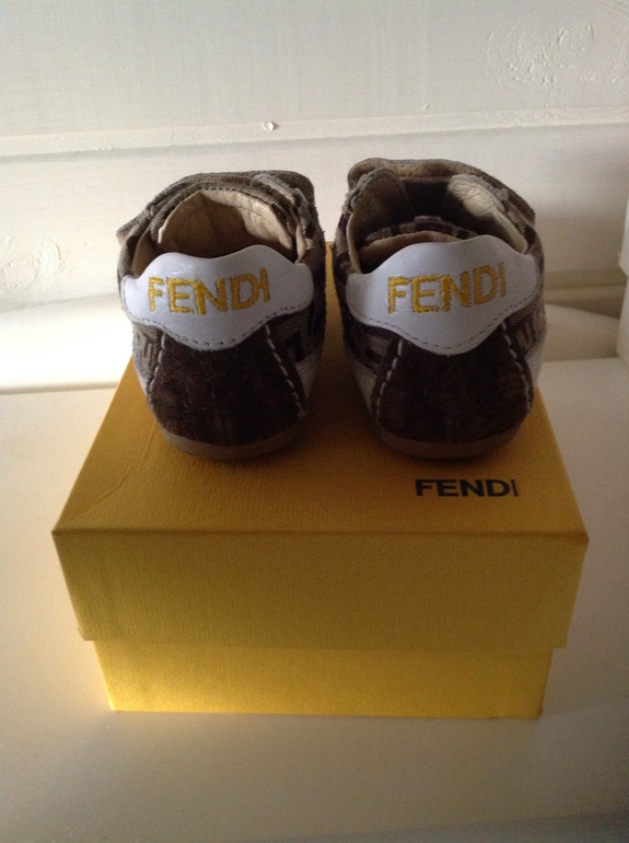 FENDI , 20 размер . 1800 руб .