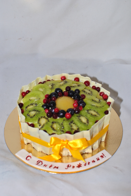Торт с фруктами и шоколадной лентой