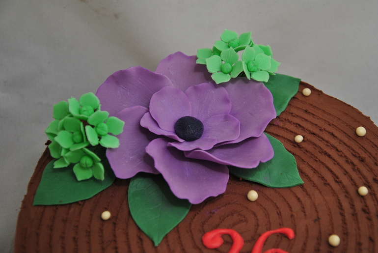 Кремовый шоколадный торт с цветком