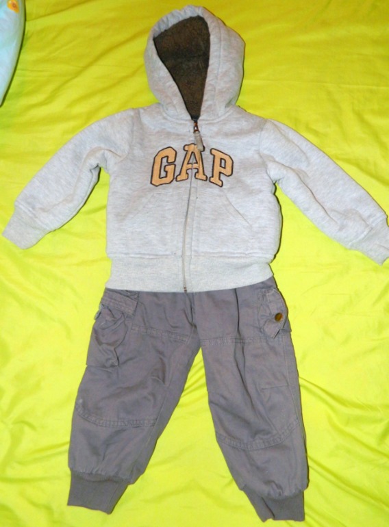 Очень теплый костюм на меху на 2 года. 650 руб.