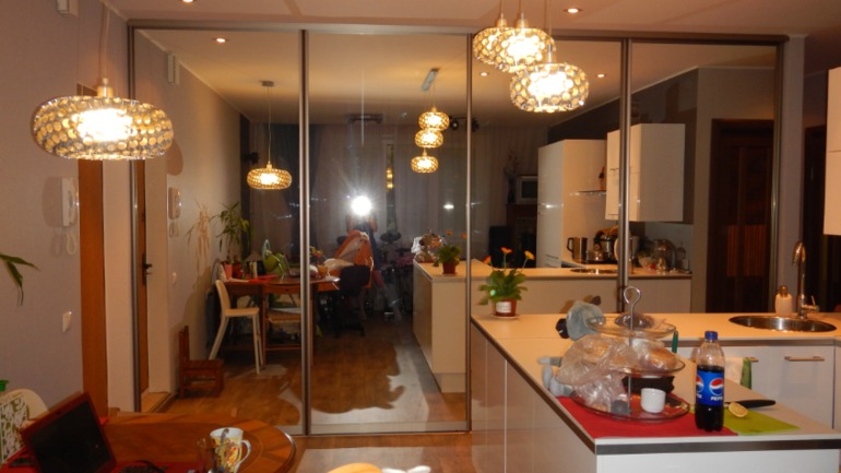 Стеклянный стол. Какие стулья???