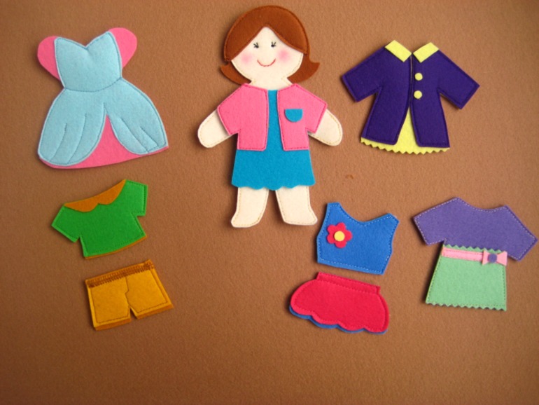 Куколка из фетра с гардеробом