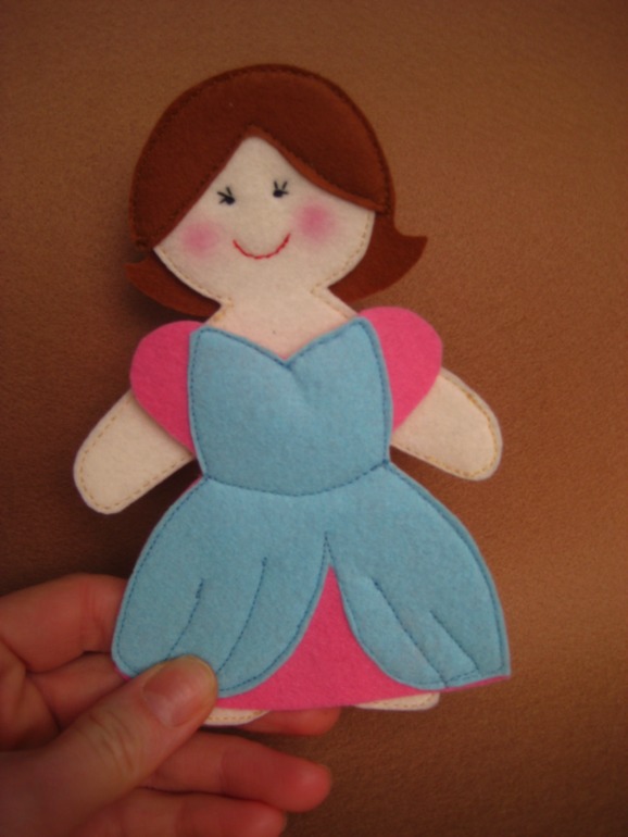 Куколка из фетра с гардеробом