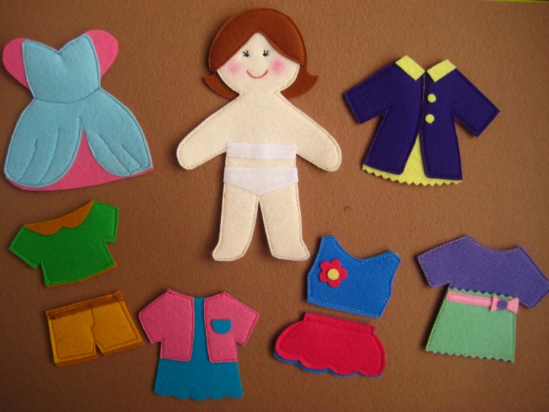 Куколка из фетра с гардеробом