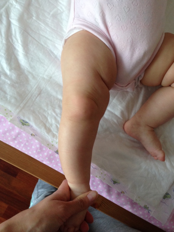 6 мифов про детские ножки: надо ли туго пеленать ребенка?